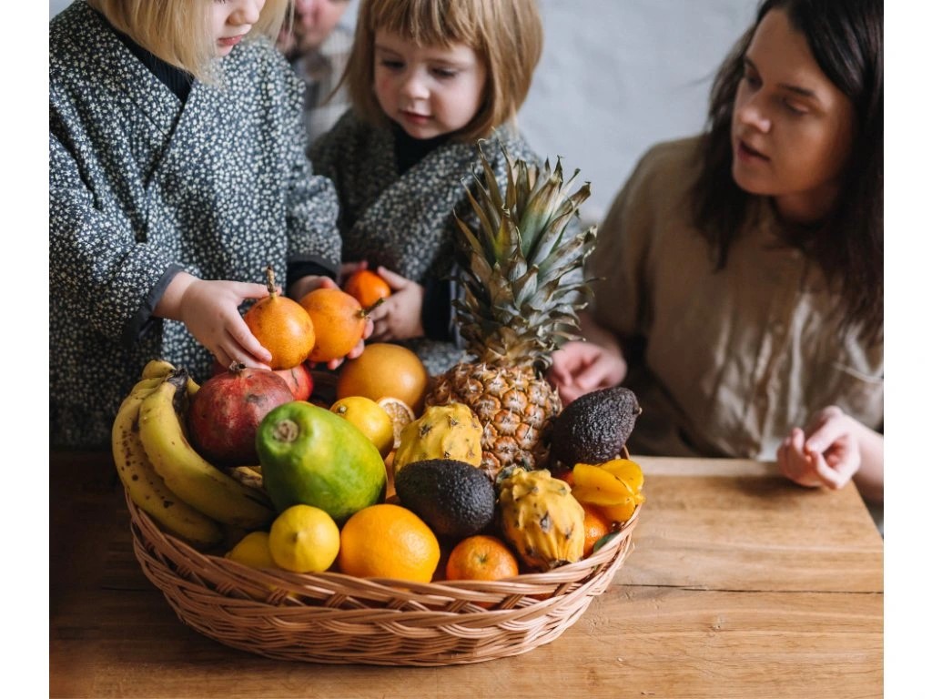 459-1_vanocni-darkovy-kos-s-cerstvym-ovocem